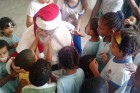 Papai Noel do Sider visita creches e distribui brinquedos