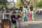 Instituto Dagaz leva oficina de circo a praça de Volta Redonda