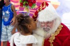 Papai Noel do Sider entrega presentes às crianças do Paraíso