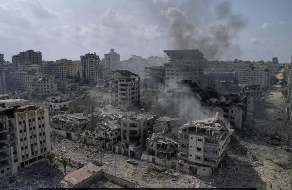 AFP - Cidade destruída por ataque de Israel